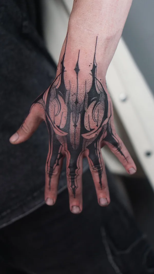 Dark lettering, фрихенд - тату на кисти