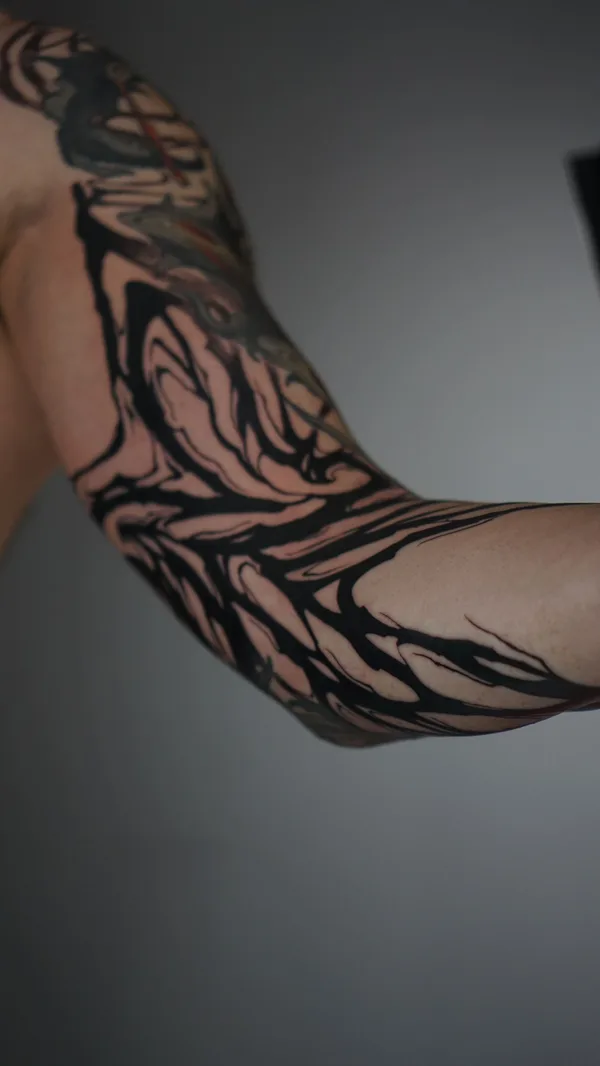 Графическая тату абстракция в стиле блэкворк на руке - индивидуальный эскиз