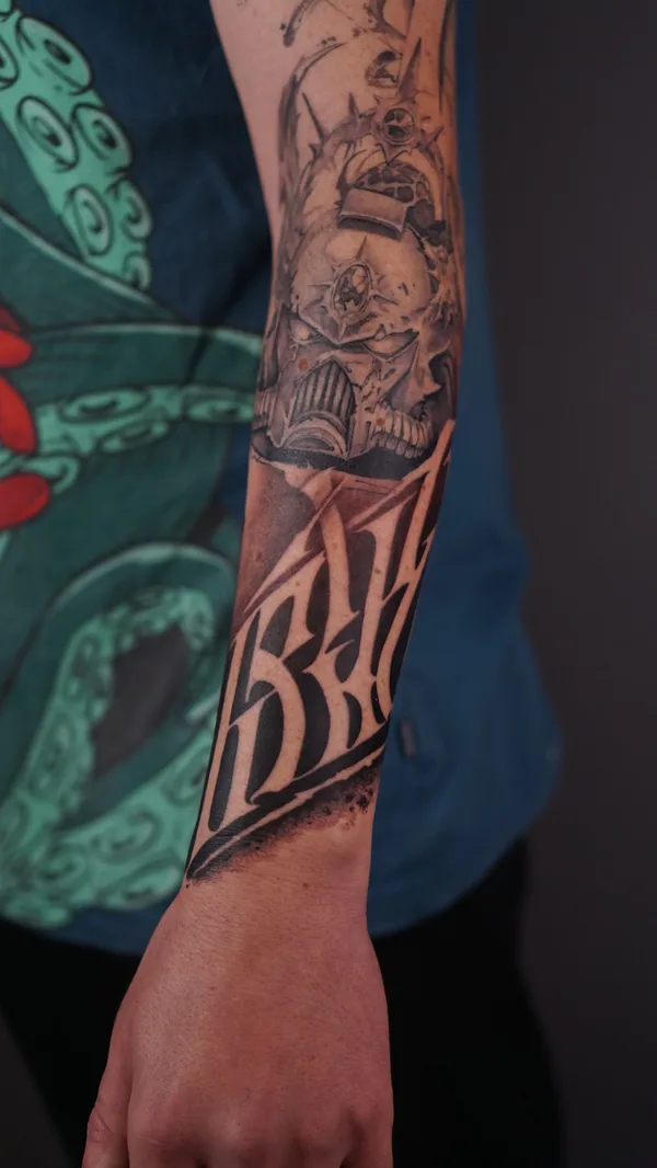 Тату в стиле каллиграфия, реализм, lettering на предплечье - фрихенд работа мастера в Тбилиси