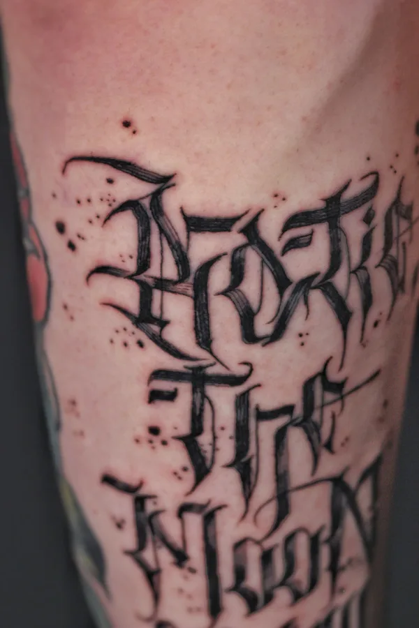 Готическая каллиграфия на предплечье