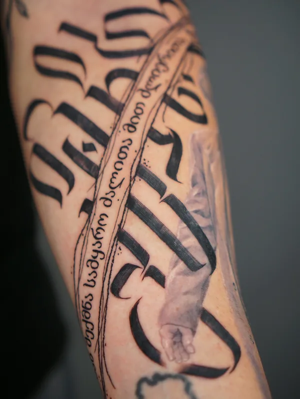 Композиция с объединением стилей: реализм, леттеринг и грузинский шрифт - уникальный авторский стиль