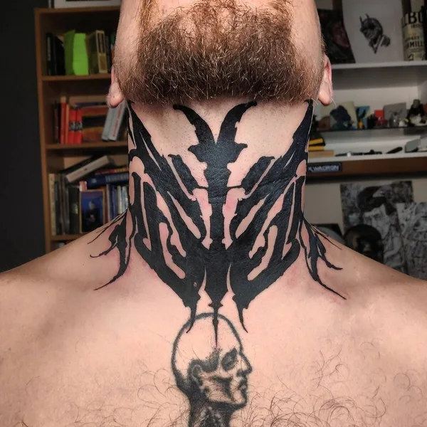 Симметричная композиция на шее в стиле дарк леттеринг