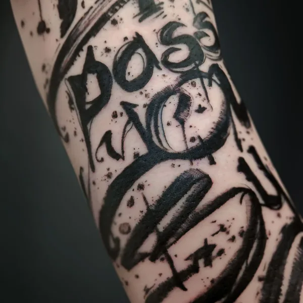 Леттеринг тату на предплечье - высокая детализация