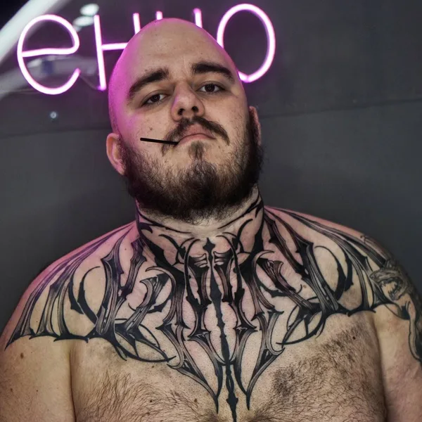 Леттеринг тату с надписью на груди - авторская каллиграфия